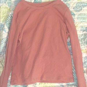 a pink long sleevs